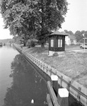 880857 Gezicht op het gerestaureerde en teruggeplaatste brugwachtershuisje bij de Rodebrug over de Vecht, aan de ...